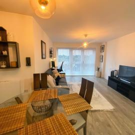 Lovely 2 Bed Apartment+Parking&Workstation&Balcony