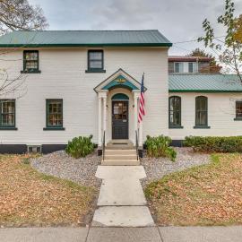 Charming Home: 3 Blocks to Winona State University, hotel in Winona