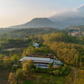 Royal Hotel and Outbound Trawas, hotel em Trawas