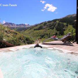 Prestigious Chalet with Pool & Hot tub, Mountain Views for 19 Guests