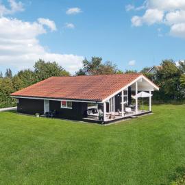 Askeby에 위치한 호텔 Three-Bedroom Holiday Home In Askeby