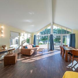 Wildgans - Stilvolles Ferienhaus mit Terrasse, Seeblick & Naturidylle am Loppiner See, hotell i Jabel