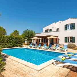 Villa Biniparrell by Villa Plus, готель у місті Biniparrell