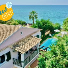 Beachfront Villa Rania with private pool by DadoVillas, hotell sihtkohas Halikounas