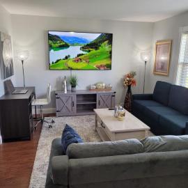 Nice house with private parking, king bed fenced yard: West Seneca şehrinde bir otel