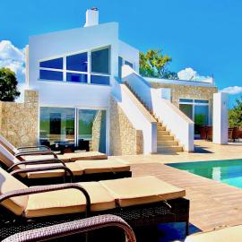Danune Luxury Beachfront Villa with private pool by DadoVillas, Hotel in Astrakeri