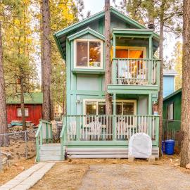 Near Skiing & Hiking: Dog-Friendly Big Bear Cabin, Hotel in Big Bear City