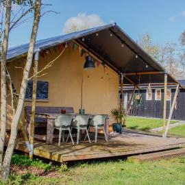 Luxe safaritent op watersportcamping, hotell i Grou