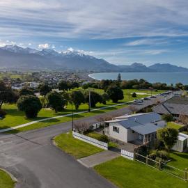 Handy Location, Ocean & Mountain Views, Spacious Yard - KK46451, hotel in Kaikoura