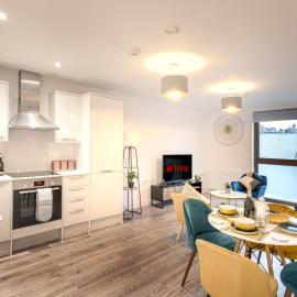 Multiple 2-Bedroom Apartments near Harry Potter Studios - 2-Minute walk to Bushey Station - 20 Minutes to London Euston - Ideal for Families & Business - Free Parking