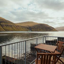 Charming Boathouse with Panoramic Fjord Views, hotel em Vestnanhavn