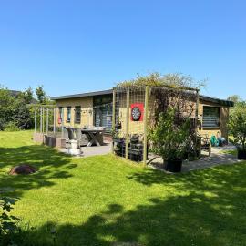 Beautiful bungalow with spacious garden, hotel i De Cocksdorp