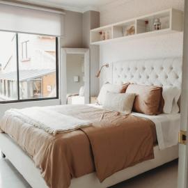 Top floor 3 bedroom apartment located 10min away from The Cathedral