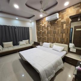 Satyabhama HomeStay-Ruby- Luxury one RK appartment, hotel em Indore