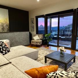 Coastal Tones - Designer Beach house - Pets Welcome - Huge Yard - Walk to Beach โรงแรมในคาวเวส