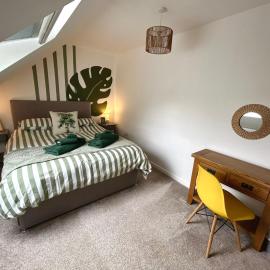 5 - Hedgehog Den, Large dog friendly garden with hottub