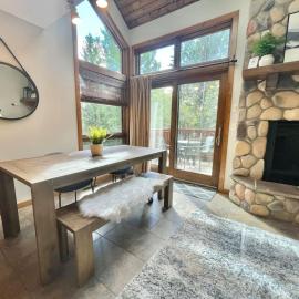 Ski in Ski out Townhome, Indoor and outdoor pools, hot tub, fire pits, and more – hotel w mieście Lutsen