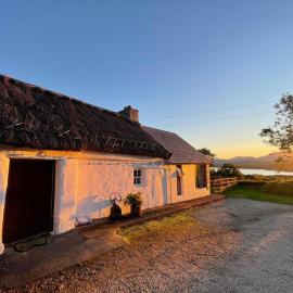 Private Thatched Cottage - with views, hotel in Letterkenny