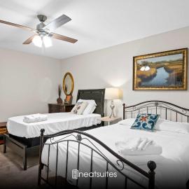 Spacious 6BR Near Ark! Ample Parking, 3 Full Baths, hotel in Williamstown