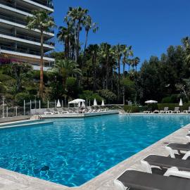 CHARMANT STUDIO AVEC PISCINE à LA MIRANDOLE, hotel en Vallauris
