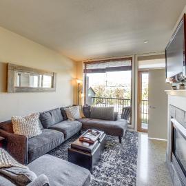 Walk to the Lake: Chelan Condo w/ Mtn Views!, hotel en Chelan