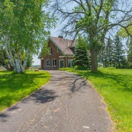 Luxury Hillside Farmhouse on The Bay of Quinte, hotel in Belleville