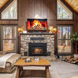 NEW! Woodland Retreat - Hot tub Game Room Firepit、Tamworthのホテル