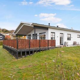 Stylish Holiday Home At Følle Beach With Sea Glimpse And Spacious Terraces, hotel Røndében