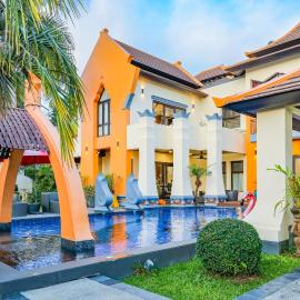 Luxury Retreat Villa with Grand Pool & Garden 奢華獨棟四卧室別墅 私人泳池花園, Hotel in Nong Prue