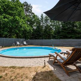 Amazing Home In Rønde With 2 Bedrooms, Swimming Pool And Wifi، فندق في Rønde