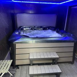Hot tub hideaway, Hotel in Manchester