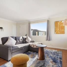 Mountain View 2BR Retreat with Private Deck, hotel a Pacifica