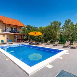 Five-Bedroom Holiday Home In Suhovare