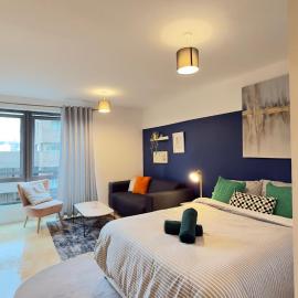 Modern spacious Studio opposite station II, hotel di London