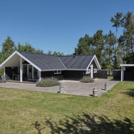 Beautiful Home In Rønde With 3 Bedrooms And Wifi, hotel a Rønde