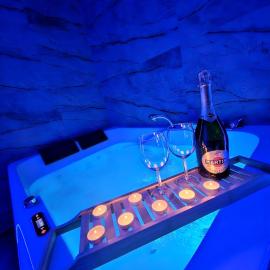 Apartament w Centrum z Jacuzzi, prywatny parking, klimatyzacja 4, hotel en Radom