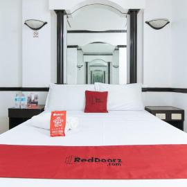 RedDoorz Plus at Villa Gloria Taguig, מלון במנילה