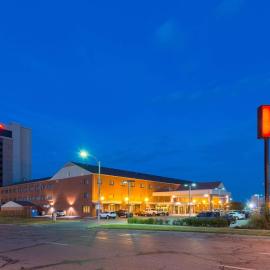 Ramada by Wyndham Topeka Downtown Hotel & Convention Center, hotel sa Topeka