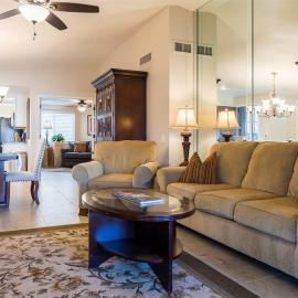 Cozy, quiet house, covered patio dining, sun room, hotel i Chandler