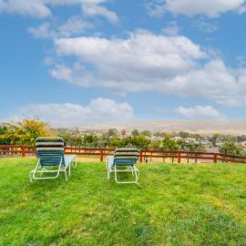Hot Tub & Sweeping Views: Apt in Clarkston!, מלון בClarkston