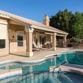 Spacious golf course house with pool heater, spa, hotel di Goodyear