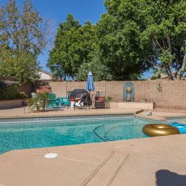 Private paradise with pool heater, spa, billiards、エイボンデールのホテル