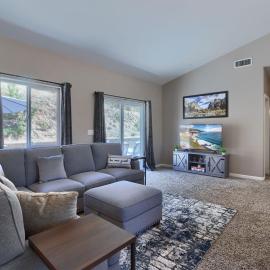 MK Estate - Gated Villa near Oakhurst, Bass Lake and Mariposa w EVcharger, Hot tub, Grill and Awesome Views!, hotel in Ahwahnee