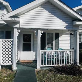 Charming 2 bdr 1 bath home fenced byard N Pensacola Pet Friendly Close to bases, hotel in Pensacola
