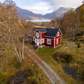 Handeland Lodge Near Trolltunga and Pulpit Rock Sleeps 18 with Sauna, hotel en Sauda