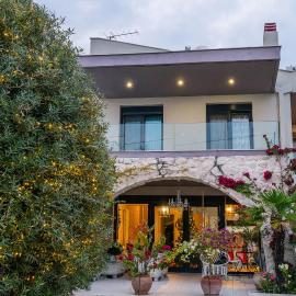 Villa Mara με ιδιωτική παραλία، فندق في Loutrá Elevtherón
