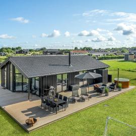 3 Bedroom Amazing Home In Hørve, hotel a Hørve