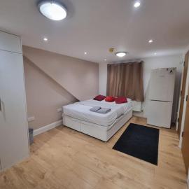 Studio flat, Heathrow, Free parking, Netflix โรงแรมในHeston