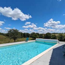 Maison spacieuse avec piscine privée, climatisation, Wi-Fi, animaux acceptés et parking - FR-1-653-268, hotelli kohteessa Montbron