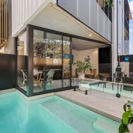 The Smith luxury holiday home with heated pool near beach, hotel din Mooloolaba